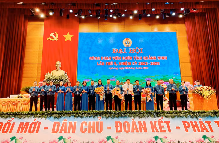 Ban Chấp hành Công đoàn Viên chức tỉnh khóa V, nhiệm kỳ 2023 - 2028 ra mắt Đại hội và nhận hoa chúc mừng của lãnh đạo Công đoàn Viên chức Việt Nam, Liên đoàn Lao động tỉnh, Đảng ủy Khối các cơ quan và doanh nghiệp tỉnh.
