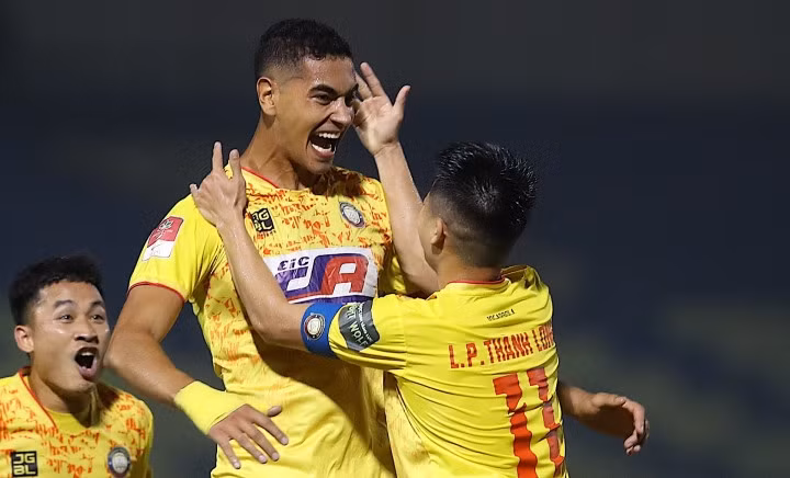 Gustavo lập cú đúp cho Thanh Hóa.