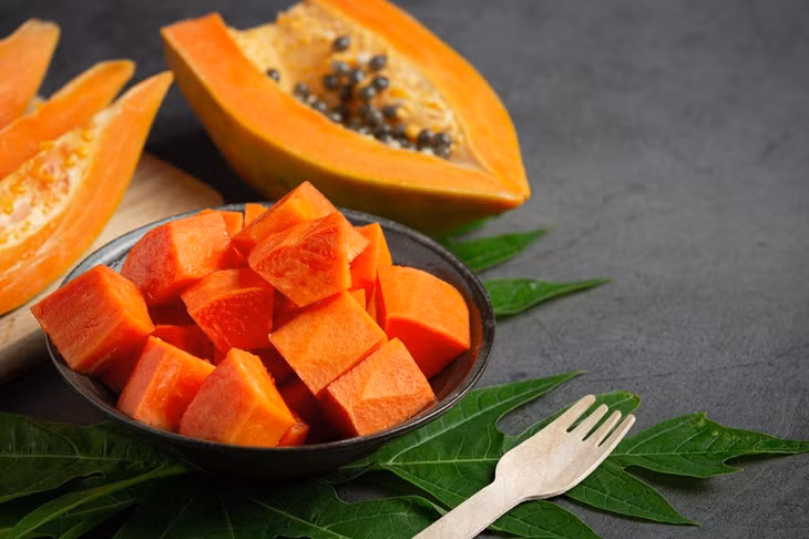 Chất xơ và kali trong đu đủ giảm cholesterol xấu và nguy cơ bị huyết áp cao. Ảnh: Freepik.
