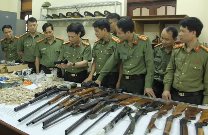 Tang vật đường dây mua bán súng đạn, thuốc nổ... Ảnh: CATH