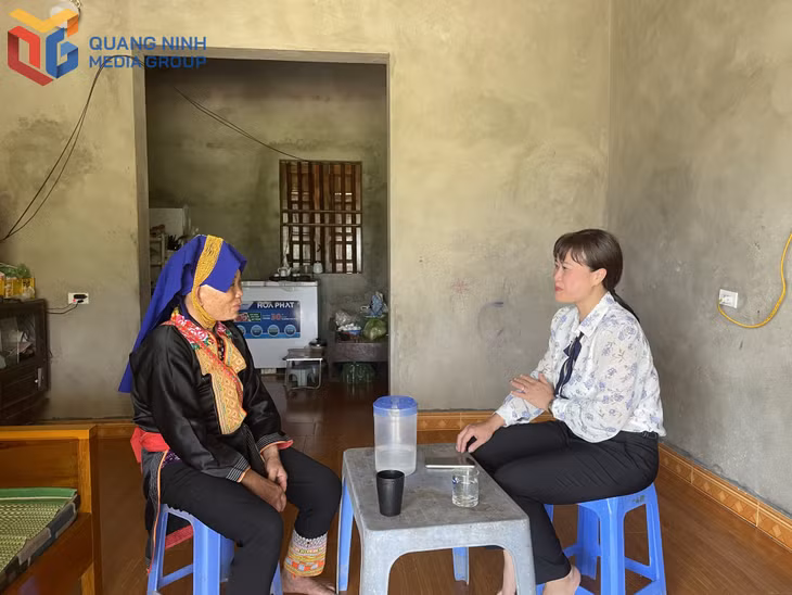 Chị Phạm Thị The, Phó Chủ tịch Hội LHPN huyện Ba Chẽ (bên phải) tuyên truyền, vận động bà Triệu Thị Hương chuyển đổi sang trồng cây gỗ lớn.