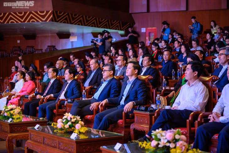 Lãnh đạo tỉnh Bắc Ninh và các Đại sứ quán, ngoại giao đoàn thưởng thức Quan họ tại nhà hát dân ca Quan họ Bắc Ninh.