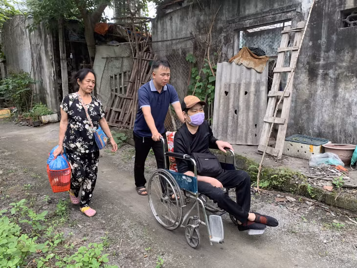 Anh Nguyễn Tiến Huân hỗ trợ đưa bệnh nhân lên viện.