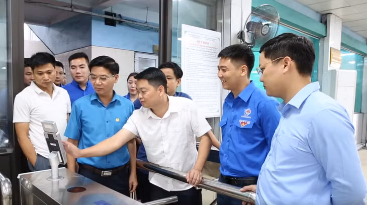 Lãnh đạo Công ty Than Uông Bí kiểm tra ứng dụng phần mềm “Viết lệnh sản xuất, bàn giao ca và nhận diện khuôn mặt trên phần mềm chỉ huy sản xuất”. Ảnh Công ty cung cấp