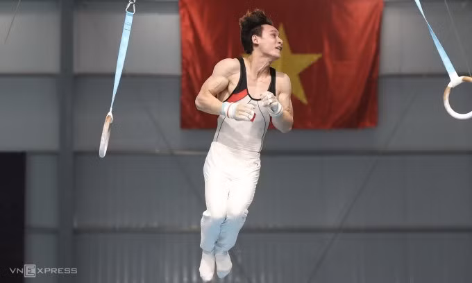 Phần thi vòng treo của Đinh Phương Thành, môn thể dục dụng cụ. Ảnh: Lâm Thoả