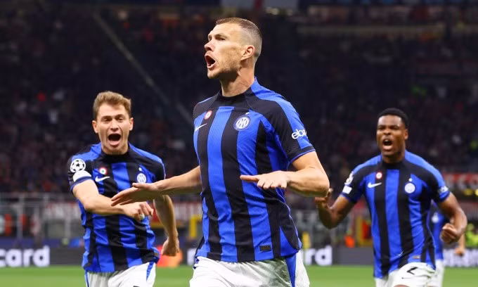 Edin Dzeko vui mừng sau khi mở tỷ số cho Inter. Ảnh: Reuters