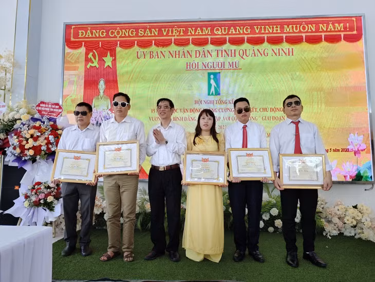 Các tập thể và cá nhân được nhận bằng khen của Hội Người mù Việt Nam.
