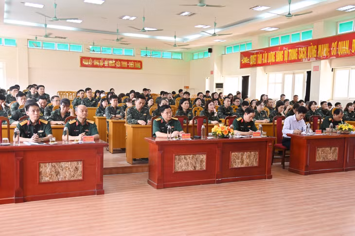 Các đại biểu dự bế giảng.
