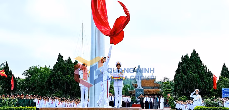 Lá cờ Tổ quốc tung bay nơi đảo tiền tiêu (5-2023). Ảnh: Chu Linh