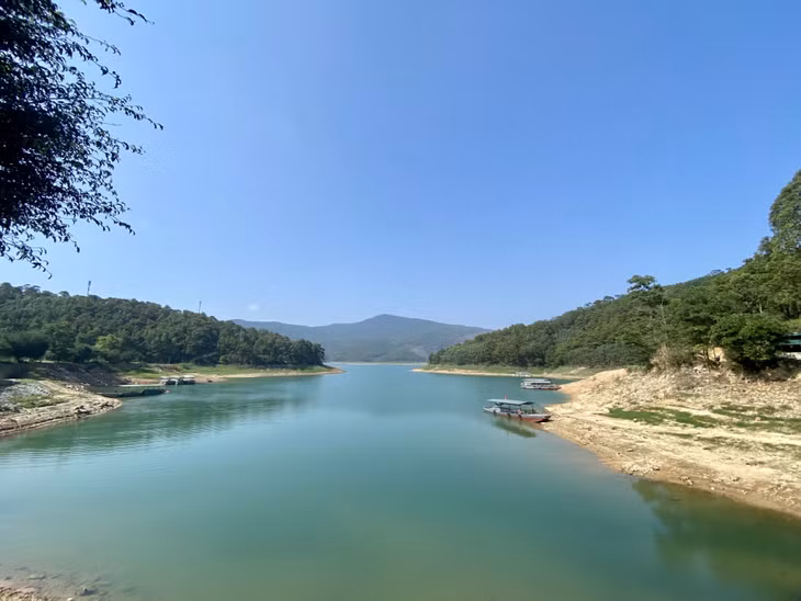 Là hồ chứa nước ngọt lớn nhất của tỉnh, hồ Yên Lập có một vị trí chiến lược vô cùng quan trọng về an ninh nguồn nước.