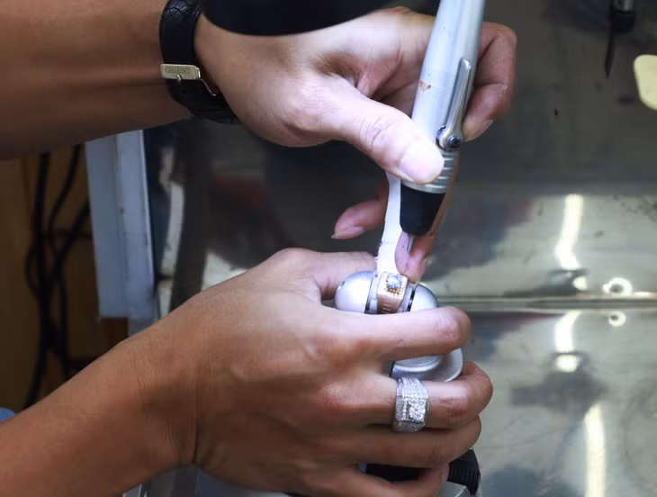 Những sản phẩm trang sức tự thiết kế làm thủ công hoàn toàn đòi hỏi rất nhiều công sức của người thợ.