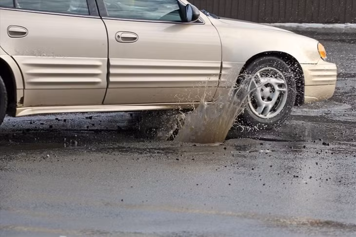 Phóng nhanh qua ổ gà là thói quen dễ có thể làm vỡ lốp hoặc dễ khiến toàn bộ hệ thống treo bị đẩy về phía sau, từ đó làm lệch góc caster