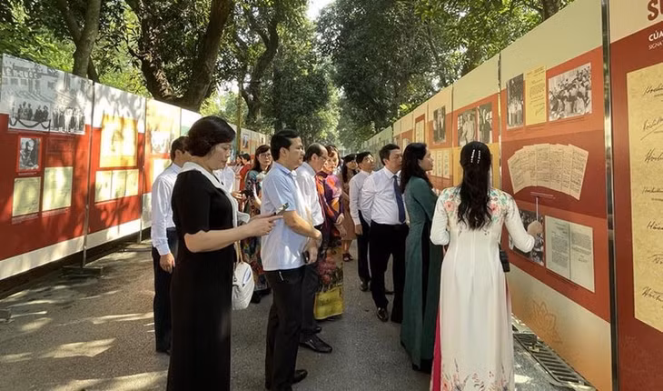 Các đại biểu, khách mời tham quan, tìm hiểu tại khu trưng bày.