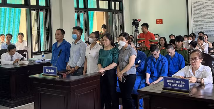 Huỳnh Trọng Khoa (ngoài cùng, trái) và các đồng phạm tại phiên tòa phúc thẩm.