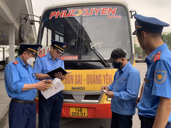 Lực lượng TTGT kiểm tra an toàn phương tiện tại Bến xe khách Bãi Cháy (TP Hạ Long).