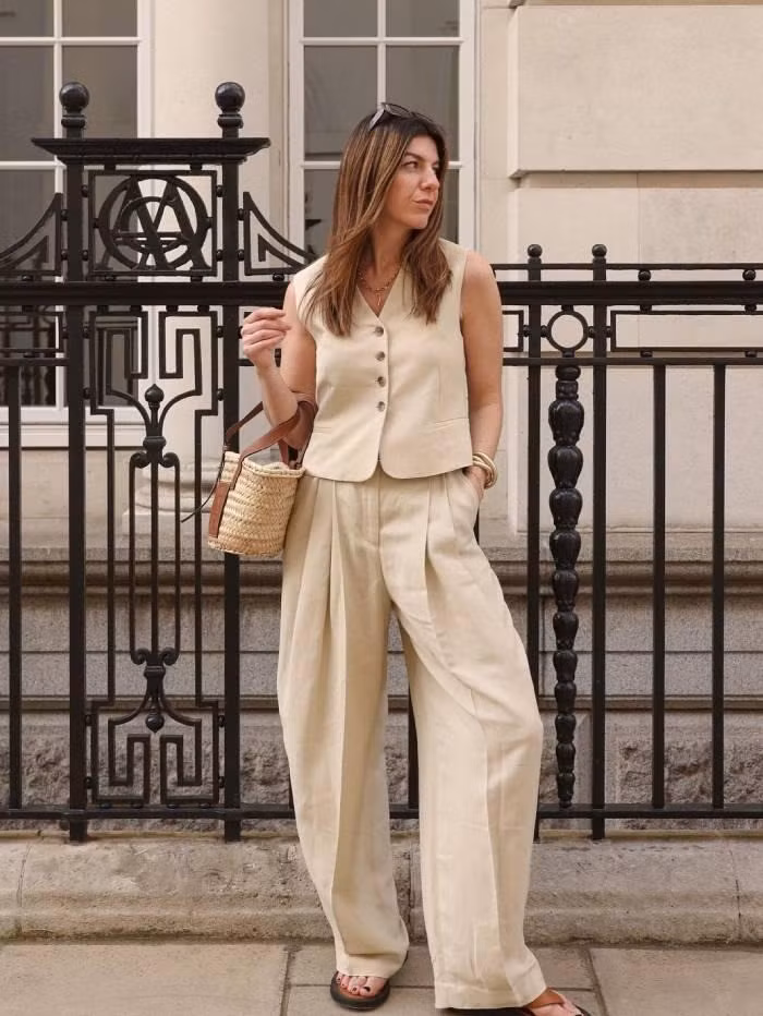 Theo WWW, áo gilet đồng bộ quần suông ống rộng hoặc quần beggy bằng vải linen, cotton là gợi ý hấp dẫn cho những người làm việc ở văn phòng. Trang phục vừa lịch sự, vừa thoáng mát, tạo cảm giác dễ chịu. Để tăng phong cách, bạn có thể phối bộ đồ này với túi cói, sandals bệt. Ảnh: Instagram francescasaffari