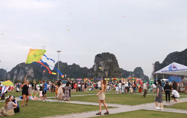 Đông đảo người dân, du khách tham gia lễ hội thả diều năm 2023 tại Quảng trường 30/10 dịp lễ 30/4-1/5 vừa qua, do Thành Đoàn Hạ Long chủ trì tổ chức.
