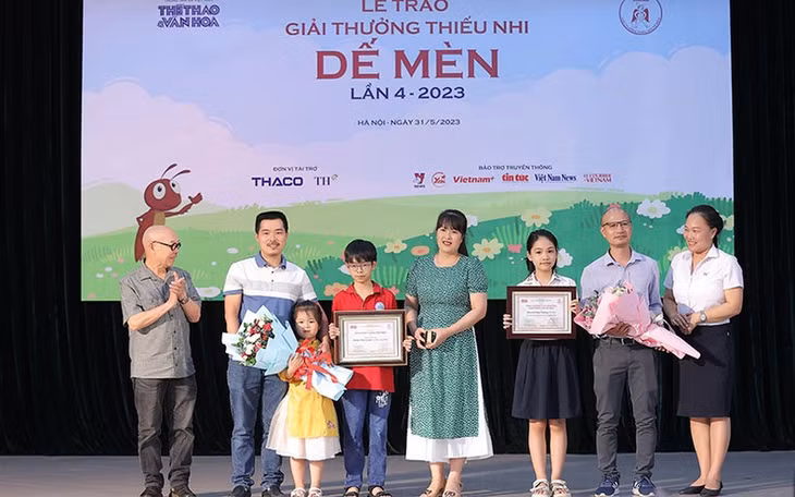 Ban tổ chức trao giải Khát vọng Dế Mèn cho Hoàng Nhật Quang và giải thưởng của Ban Giám khảo cho Đoàn Lữ Thụy Phương.
