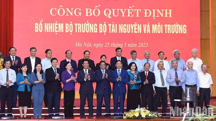 Các đại biểu tham dự lễ trao quyết định.