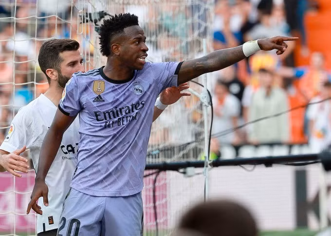 Vinicius tức giận với những tiếng la ó phân biệt chủng tộc nhắm vào anh từ các CĐV Valencia trên khán đài sân Mestalla ngày 21/5. Ảnh: AS
