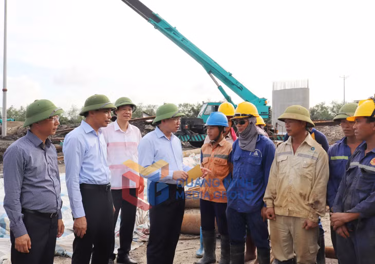 Đồng chí Bí thư Tỉnh ủy trò chuyện, động viên công nhân thi công Dự án Đường ven sông kết nối từ đường cao tốc Hạ Long – Hải Phòng đến TX Đông Triều (đoạn từ nút giao Đầm Nhà Mạc đến đường tỉnh 338 –giai đoạn 1).