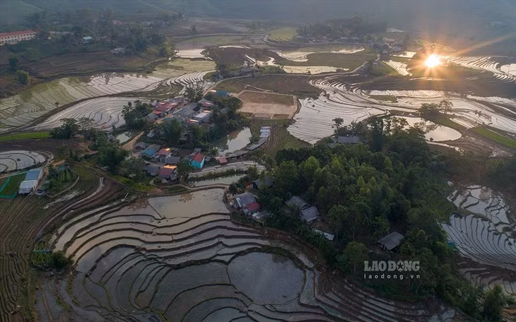 Thời điểm ruộng bậc thang trở nên đẹp nhất là khi bình minh bắt đầu ngày mới hoặc khoảnh khắc hoàng hôn của mỗi ngày.