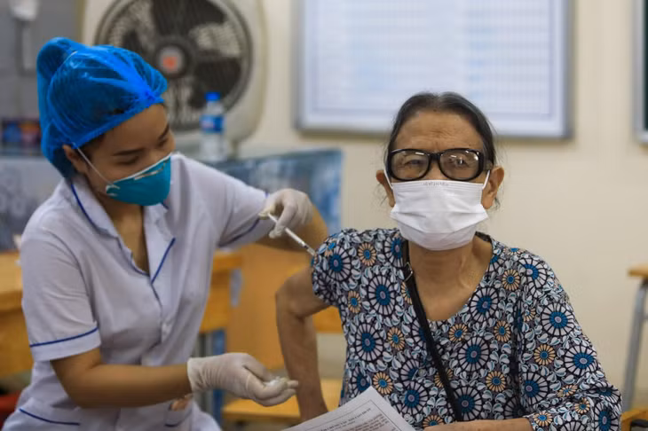 Tiêm vaccine COVID-19 đầy đủ theo khuyến cáo và hướng dẫn để bảo vệ sức khoẻ, phòng chống dịch COVID-19
