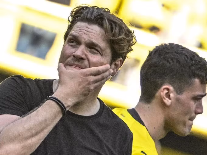 HLV Terzic buồn sau khi Dortmund hòa Mainz 2-2 ngày 27/5, và lỡ cơ hội vô địch Bundesliga mùa này. Ảnh: DPA