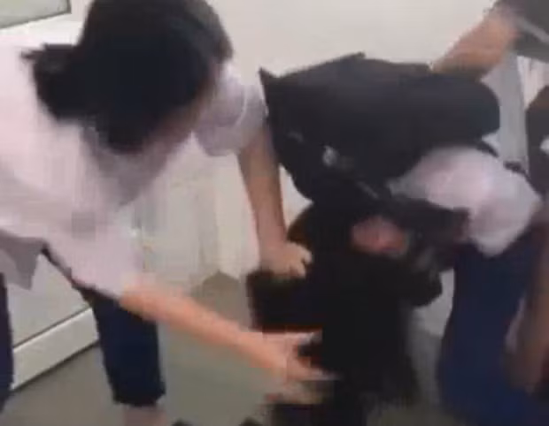 Vu danh ban trong nha ve sinh o Quang Tri: Boi thuong 20 trieu dong hinh anh 1