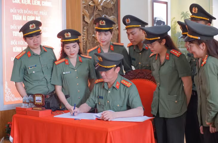 Lãnh đạo Phòng An ninh chính trị nội bộ (Công an tỉnh) ghi sổ lưu niệm tại Khu lưu niệm Sáu điều Bác Hồ dạy CAND tỉnh Bắc Giang. Ảnh: CTV