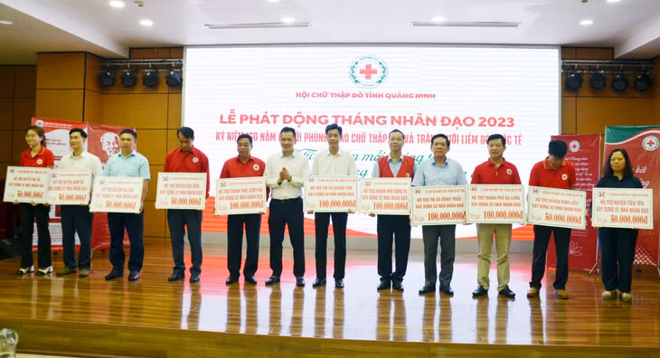 Đại diện Hội Chữ thập đỏ các địa phương tiếp nhận kinh phí trao tặng nhà cho người nghèo do Tập đoàn Công nghiệp Than - Khoáng sản Việt Nam tài trợ.