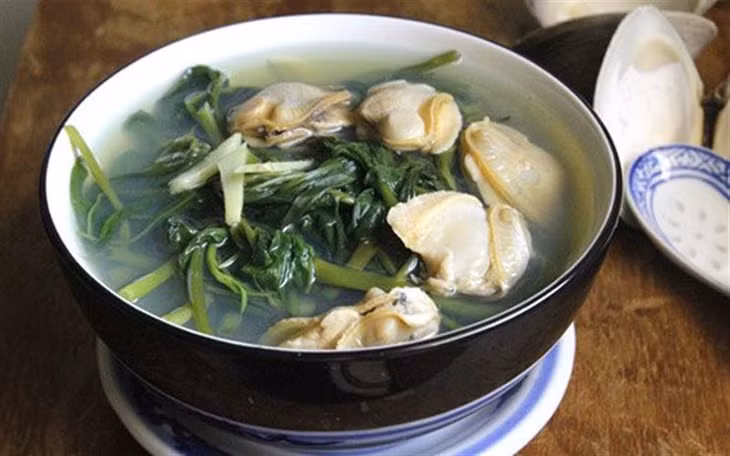 Người bị viêm đau, nhức khớp, bệnh gout (thống phong) và các viêm nhiễm đường tiết niệu thận do sỏi, huyết áp cao không nên ăn rau muống một cách tùy tiện.