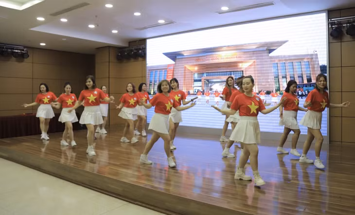 Tiết mục dân vũ của Hội LHPN Móng Cái