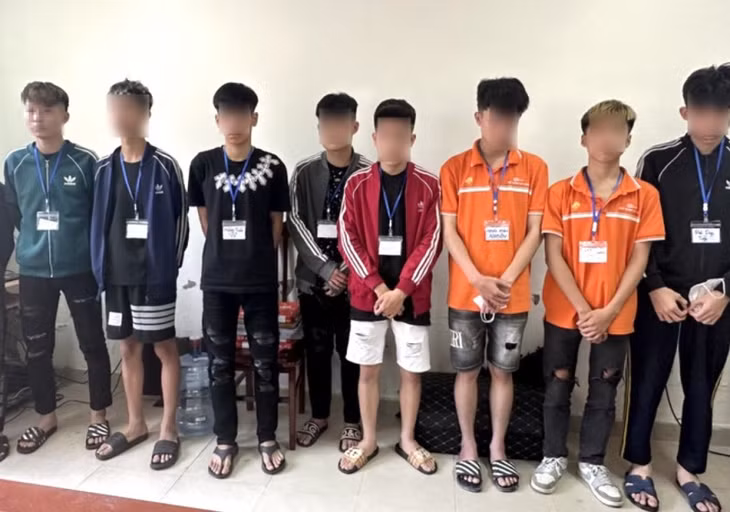 Nhóm thanh thiếu niên tuổi teen tham gia hỗn chiến bị Công an quận Nam Từ Liêm triệu tập phục vụ điều tra.