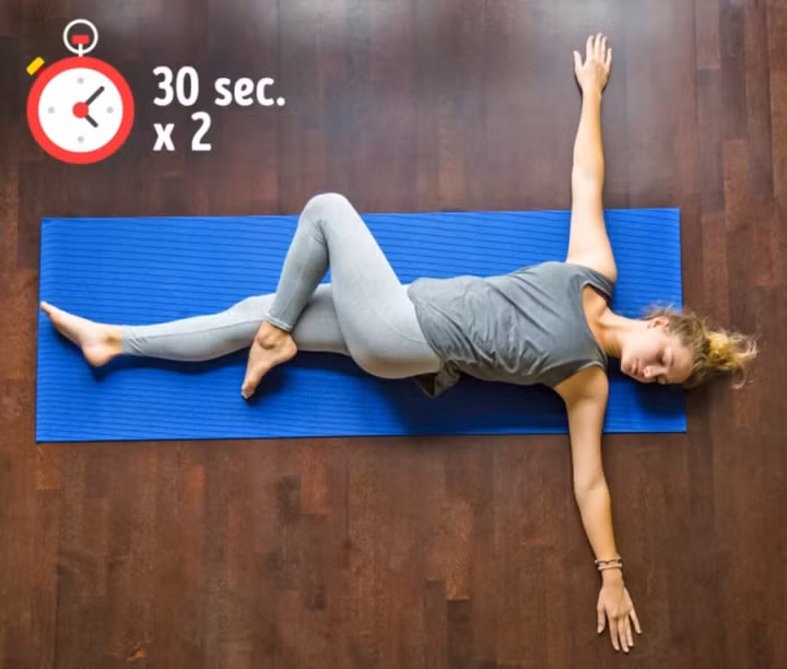 Giữ nguyên tư thế trong 30 giây và lặp lại hai lần với cả hai chân.