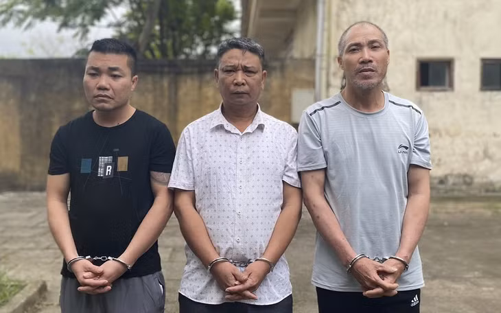 Ba đối tượng trong vụ án buôn bán sản xuất súng đạn, vật liệu thuốc nổ ở Hà Nội bị Công an tỉnh Thanh Hóa bắt giữ. Ảnh: CATH