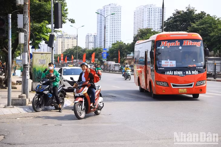 Cũng trong 5 ngày nghỉ lễ, lực lượng Cảnh sát giao thông toàn quốc đã xử lý 49.371 trường hợp vi phạm, phạt tiền 107,652 tỷ đồng, tạm giữ 847 xe ô-tô, 20.067 xe mô-tô và 210 phương tiện khác; tước 11.033 giấy phép lái xe.