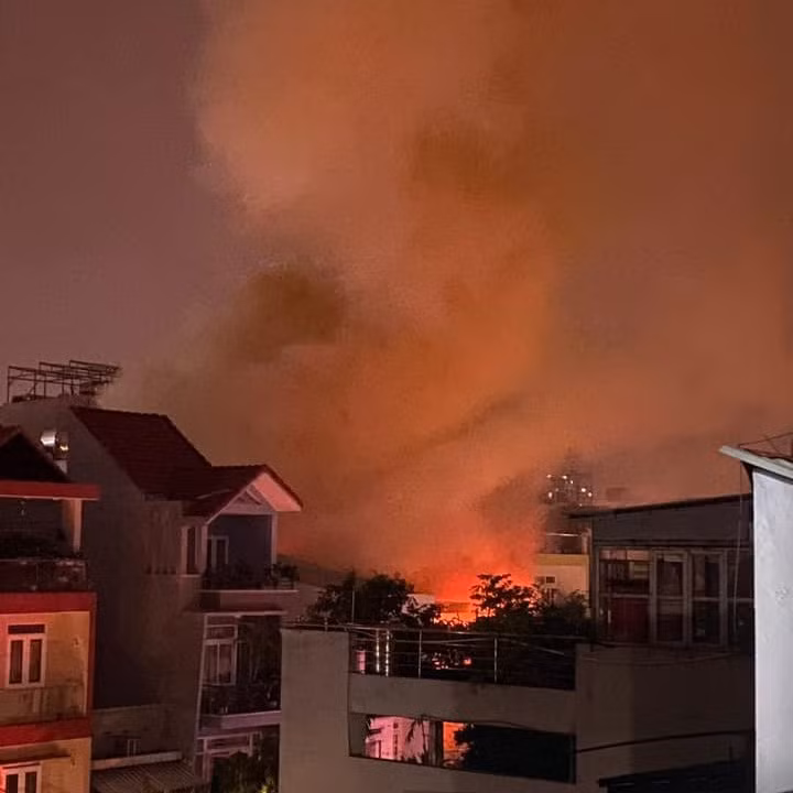Hiện trường vụ cháy với lửa đỏ rực kèm khói đen bốc cao. Ảnh: Nhuận Bình