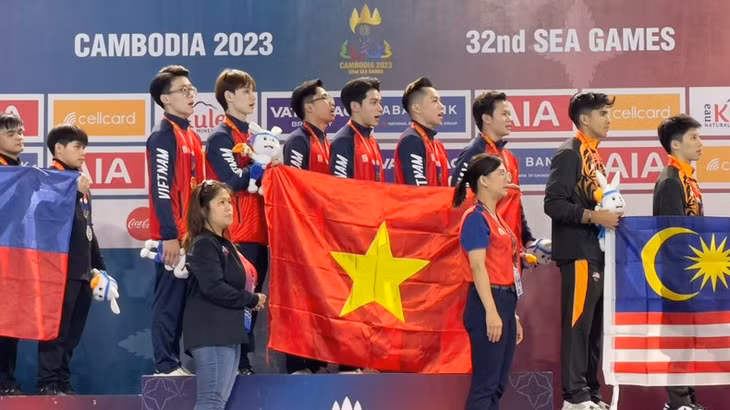 Đội tuyển thể dục dụng cụ Việt Nam trên bục nhận Huy chương Vàng. (Ảnh: NGỌC DIỆP)