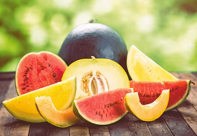 Dưa hấu, dưa gang chứa hàm lượng nước cao, giúp giải khát, trị say nắng, say nóng. Ảnh: Health.harvard