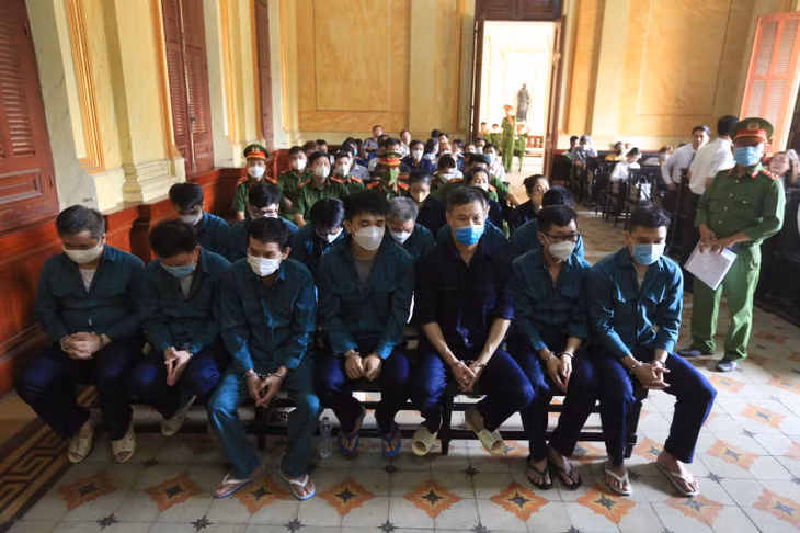 Các bị cáo tại tòa, sáng 25/5.