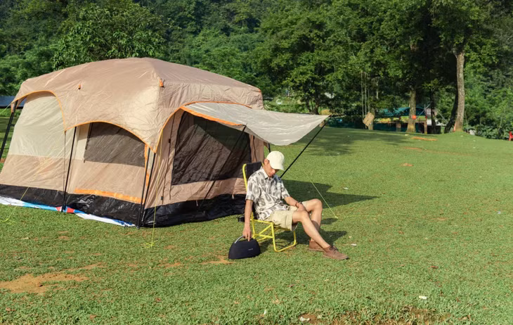 Đến Bãi Bùi giữa tháng 5 vừa qua, Vũ Minh Quang (23 tuổi, ở Hà Nội) cùng bạn bè không khỏi ấn tượng trước khung cảnh “bãi cỏ xanh mướt như được chăm sóc thường xuyên”, rộng mênh mông và rất đỗi bình yên. Quang cho biết, đường đi tới Bãi Bùi khá dễ, đường to và các đoạn dốc không quá cao, có thể di chuyển bằng ô tô hoặc xe máy. Đến đây lúc 10h tối, cả nhóm quyết định cắm trại qua đêm, tận hưởng khoảng thời gian nghỉ ngơi đúng nghĩa trước khi bắt đầu một tuần làm việc mới.