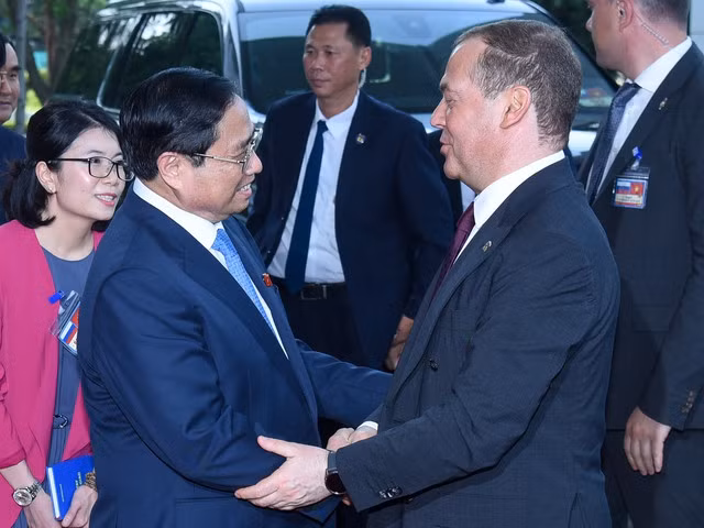 Thủ tướng Phạm Minh Chính và Chủ tịch Đảng Nước Nga thống nhất, Phó Chủ tịch Hội đồng an ninh Liên bang Nga Dmitry Medvedev - Ảnh: VGP/Nhật Bắc
