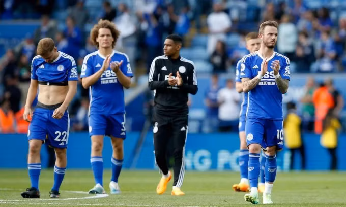 Các cầu thủ Leicester vỗ tay tri ân khán giả sau trận cuối mùa giải. Ảnh: Reuters