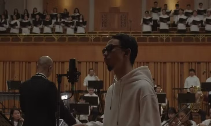 Đen Vâu rap "Bài này chill phết" với dàn giao hưởng trong dự án "Dongvui Harmony" cuối năm 2022. Video: YouTube Đen Vâu