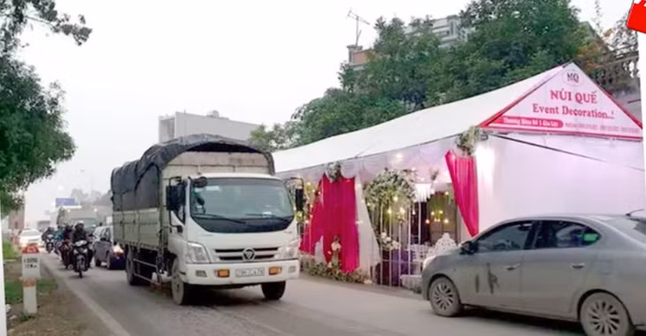 Một đám cưới diễn ra ngay sát dòng xe cộ đi lại. (Ảnh minh họa cắt từ clip trên mạng internet)