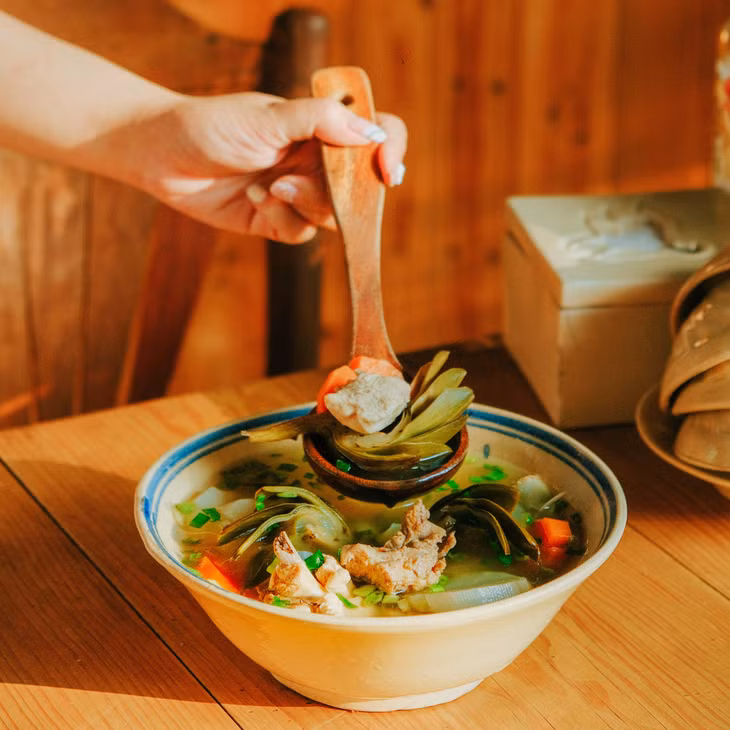 Ngoài chế biến món ăn, Atiso Đà Lạt còn là nguyên liệu được sử dụng để làm cao Atiso, trà túi lọc, Atiso khô,... (Ảnh: Quán ăn Atiso Bistro).
