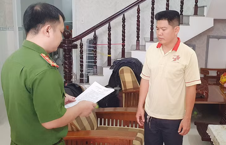Công an đọc lệnh bắt tạm giam bị can Châu Ngọc Ý. Ảnh: C.A