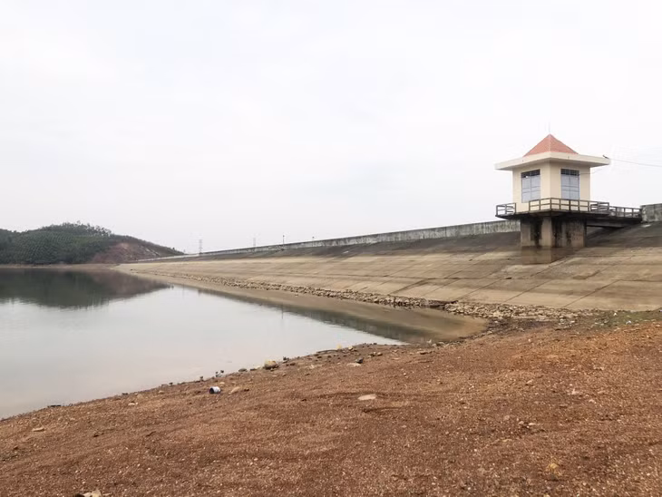 Hồ Khe Chè đang được Công ty TNHH MTV Thủy lợi Đông Triều chuẩn bị đầy đủ phương án, vật tư dự phòng ứng phó trước mùa mưa bão.