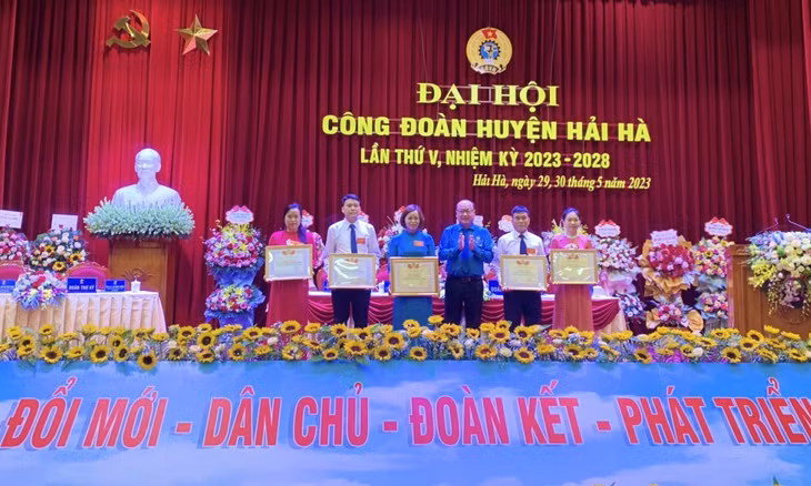 LĐLĐ tỉnh Quảng Ninh và UBND hyện Hải Hà tặng bằng khen và giấy khen cho các tập thể cá nhân có thành tích xuất sắc trong phong trào thi đua lao động giỏi và xây dựng tổ chức công đoàn vững mạnh giai đoạn 2018 – 2023.